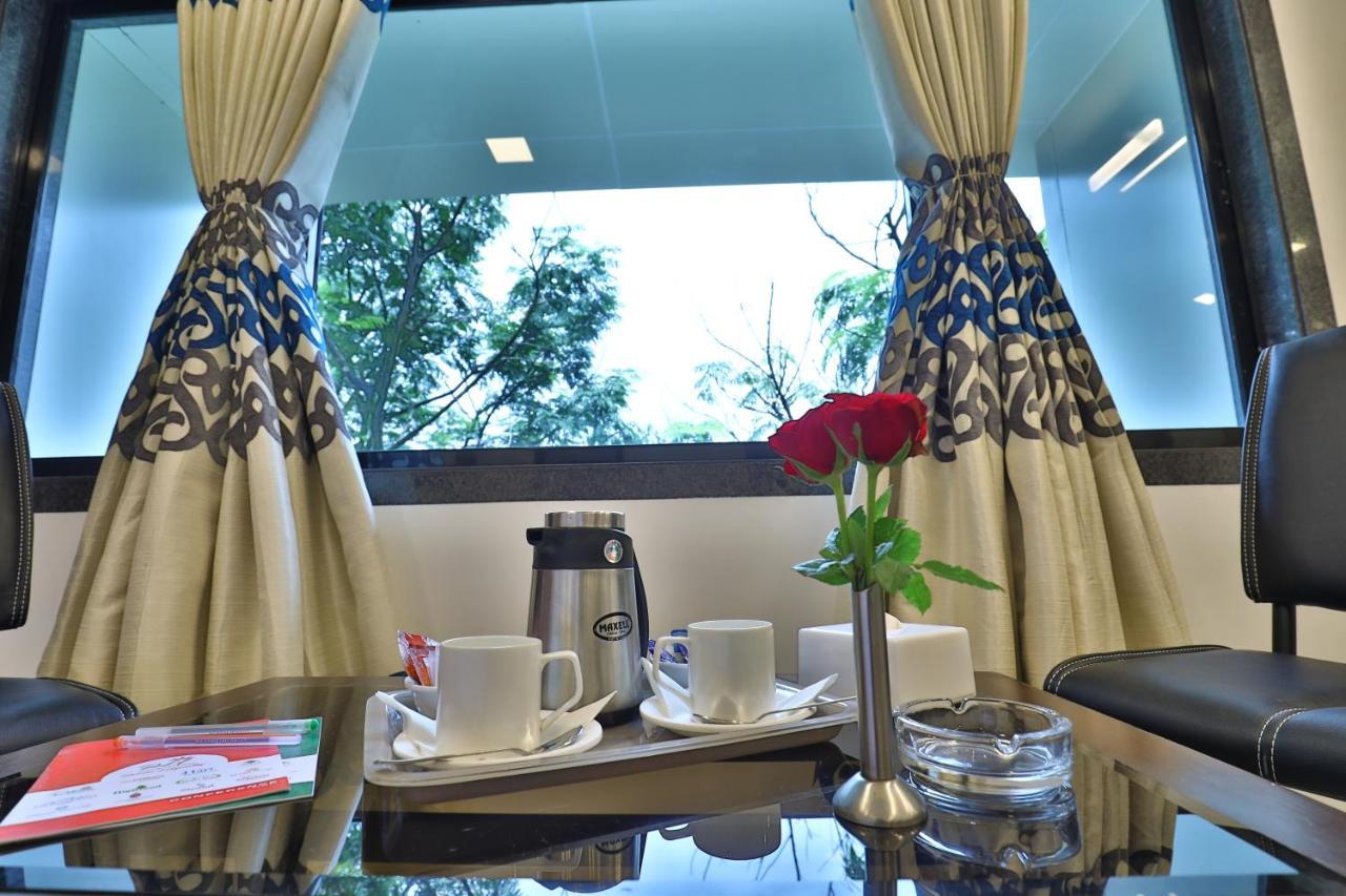 Imperial Grande Resort Lonavala Extérieur photo