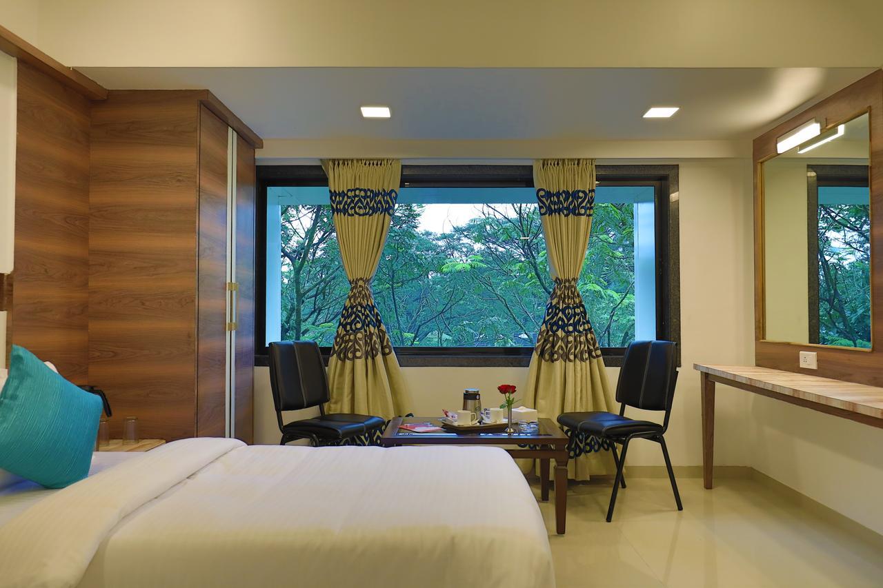 Imperial Grande Resort Lonavala Extérieur photo